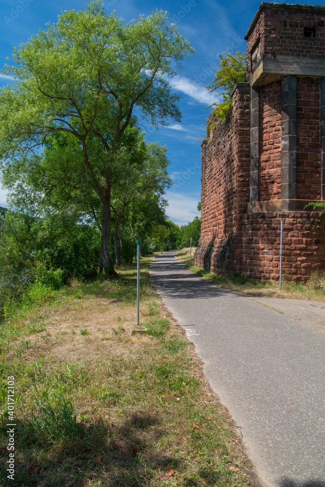 Ruine eines Brückenpfeilers an der Mosel
