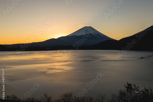 本栖湖と富士山