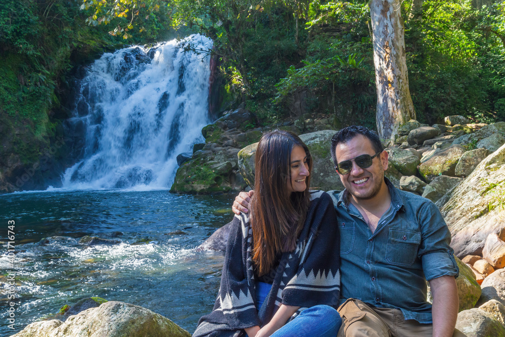 Naklejka premium Man and woman in la monja waterfalls on xico veracruz Travel Concept