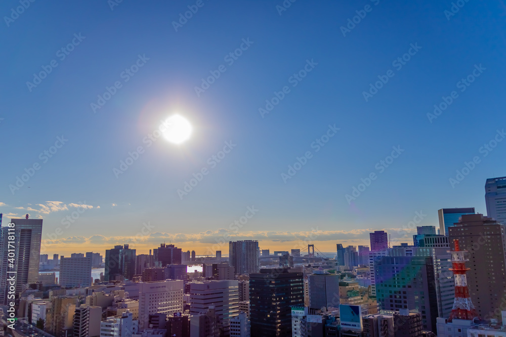 東京のビル群と朝日