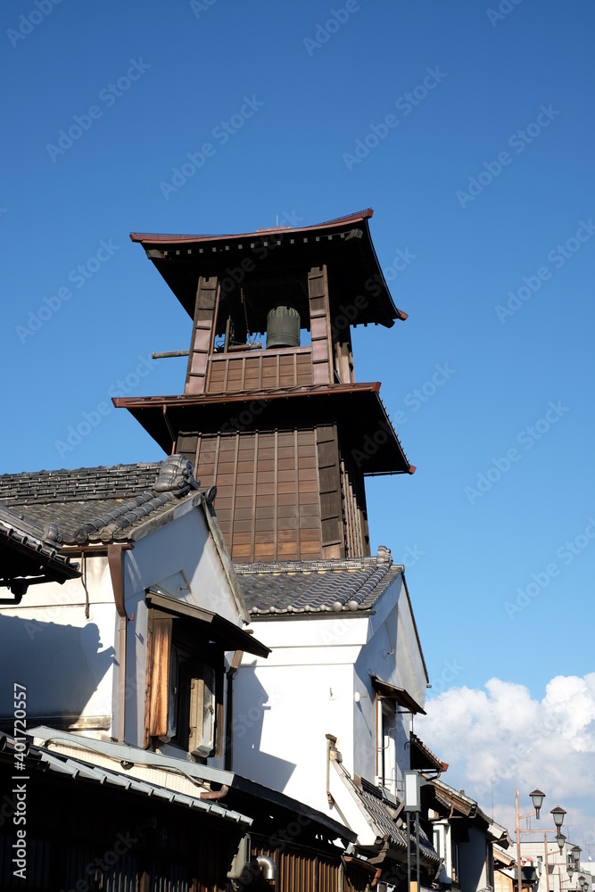 Fototapeta premium 小江戸川越の蔵造りの町並み 青空の映える時の鐘