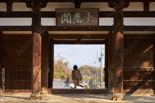 愛媛県松山市にある四国八十八箇所の霊場、太山寺を訪れた女性 © tagu