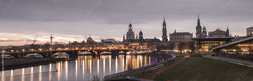Panorama von Dresdner Altstadt am frühen Morgen in Dezember. Blick von Marienbrücke 