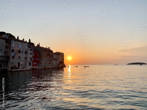 Rovinj Istrien Kroatien Adria Mittelmeer - Altstadt mit Gassen im Sommer bei Sonnenuntergang