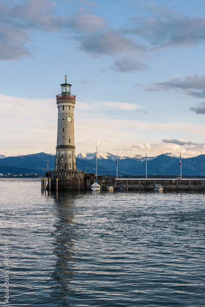 An der westlichen Seite der Hafeneinfahrt steht der Neue Lindauer Leuchtturm, Lindau am Bodensee, Bayern, Deutschland