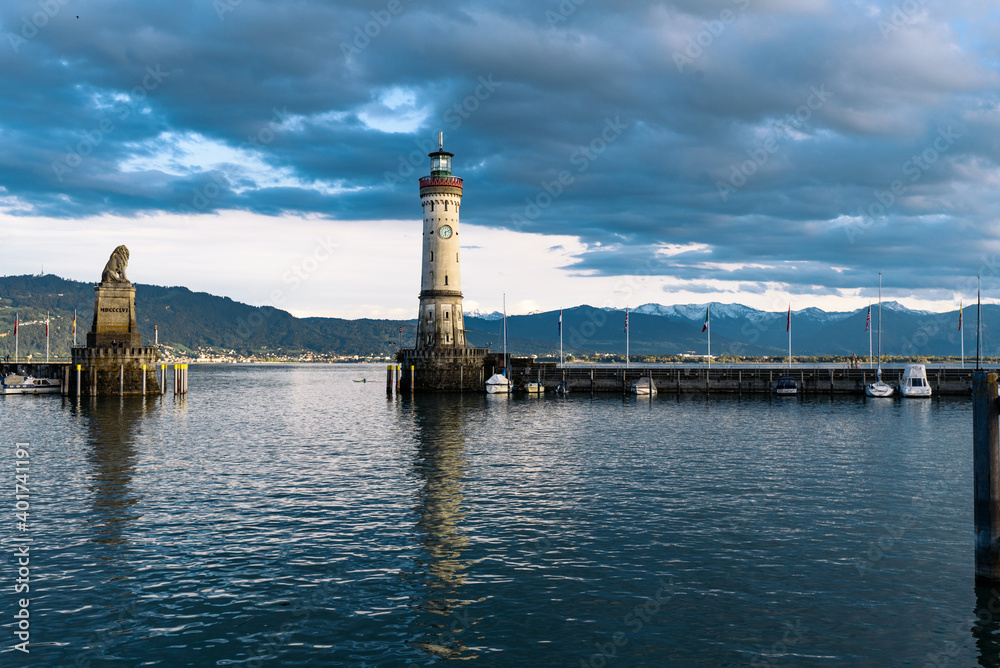 Der Neue Lindauer Leuchtturm, an der westlichen Seite der Hafeneinfahrt, Lindau am Bodensee, Bayern, Deutschland. 