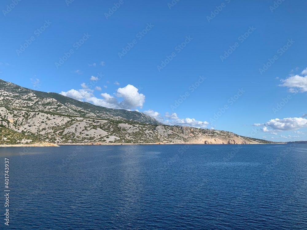 Überfahrt mit der Autofähre vom Festland Prizna auf die Insel Pag in Kroatien Adria Mittelmeer im Spätsommer