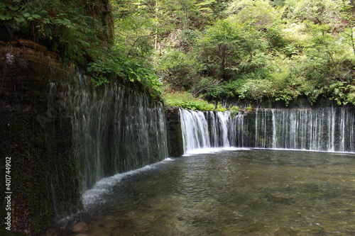 白糸の滝 長野県北軽井沢。 川の水が流れ落ちるのでなく、湧水が岩からしみ出て何本もの糸のような滝となり、独特の景観となる。