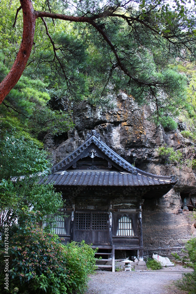 布曳山釈尊寺（長野県小諸市）　　昔、無信心なお婆さんが白い布を木にかけて洗濯をしていると、急に現れた牛が、角に布を引っかけて走り去ったので、慌てて取り返そうと引っ張ると、そのまま牛に引きずられ善光寺まで来てしまいました。善光寺で牛は突然消え、お婆さんはその牛が仏様の変わり身だと気づきその日から信心深くなりました。そのうすに化身した仏様が当寺の崖の観音堂に安置されています。