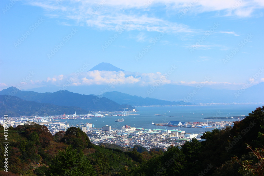 日本平より望む富士山　日本平は、静岡県静岡市駿河区と清水区の境界にある高台で、駿河湾、富士山、伊豆半島などが一望できる