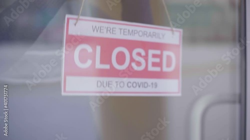 Removes the sign closed due to the covid-19