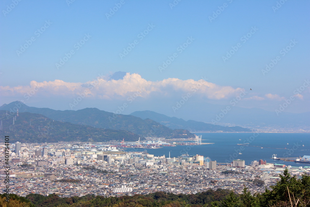 日本平　日本平は、静岡県静岡市駿河区と清水区の境界にある高台で、駿河湾、富士山、伊豆半島などが一望できる