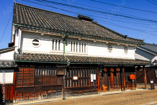 正月の青空を背景に河合家住宅 奈良県今井町の古い街並み
