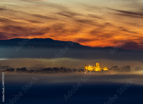 Photos view of the cathedral of huesca from the castle of montearagon on a foggy day