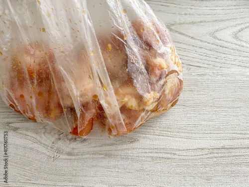 袋の中で唐揚げの下味をつけている所