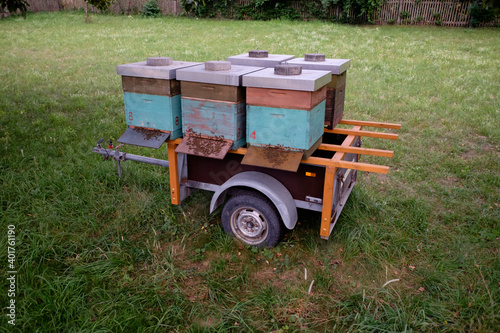 Ein kleiner mobiler Anhänger mit Bienen-Kisten (Bienenstock / Bienenhaus) von einem Imker © Guntar Feldmann