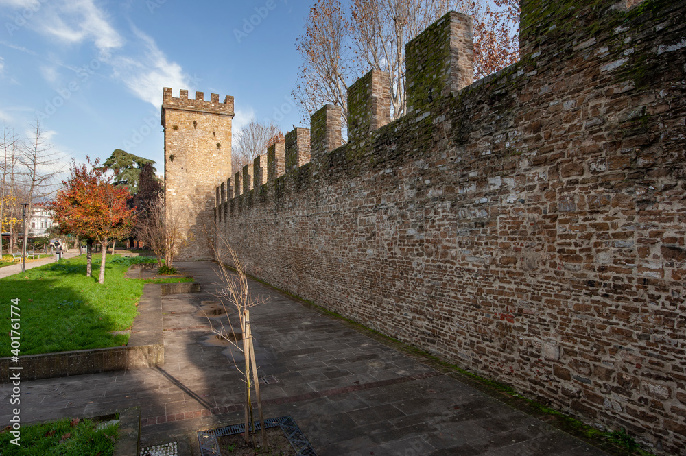 Φωτογραφία Old tower along the ancient crenellated city walls near Lungarno Santa Rosa, Florence, Italy