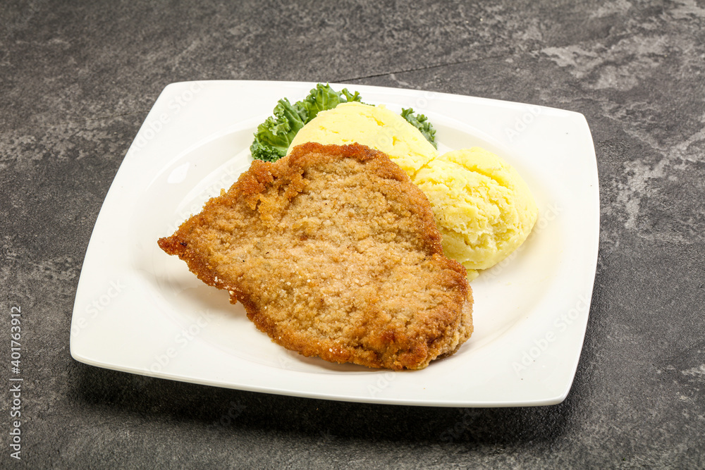 Crispy chicken schnitzel with mashed potato Crispy chicken schnitzel with mashed potato