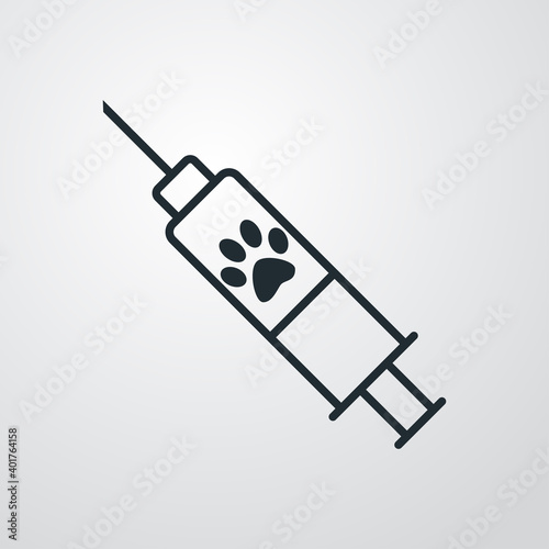 Vacuna. Asistencia sanitaria para mascotas. Logotipo zarpa de gato en jeringuilla con lineas en fondo gris