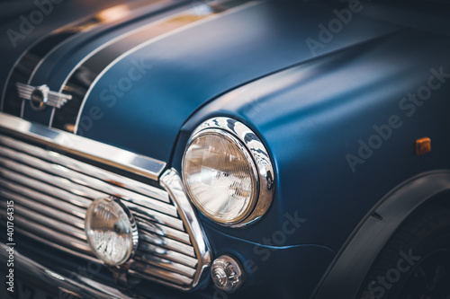 Quadro su tela Headlamps and grille of a blue classic car restored