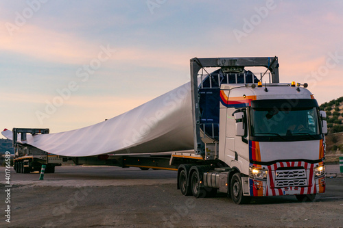 Leinwand Poster Special transport of blades for wind turbines, truck transporting a wind turbine blade that due to its large size requires a special adapted semi-trailer
