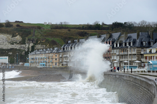 énorme vague lors d'une tempête - Normandie 