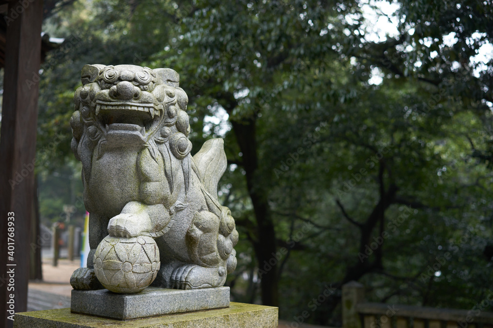日本の神社にある狛犬の像。 狛犬は神社や時にはお寺の守護神です。