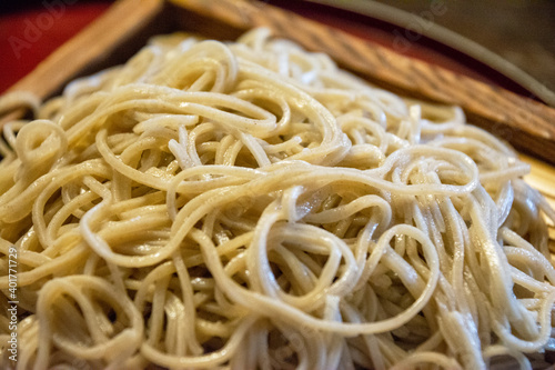 大盛りの手打ちそばのせいろ蕎麦。蕎麦切り。
