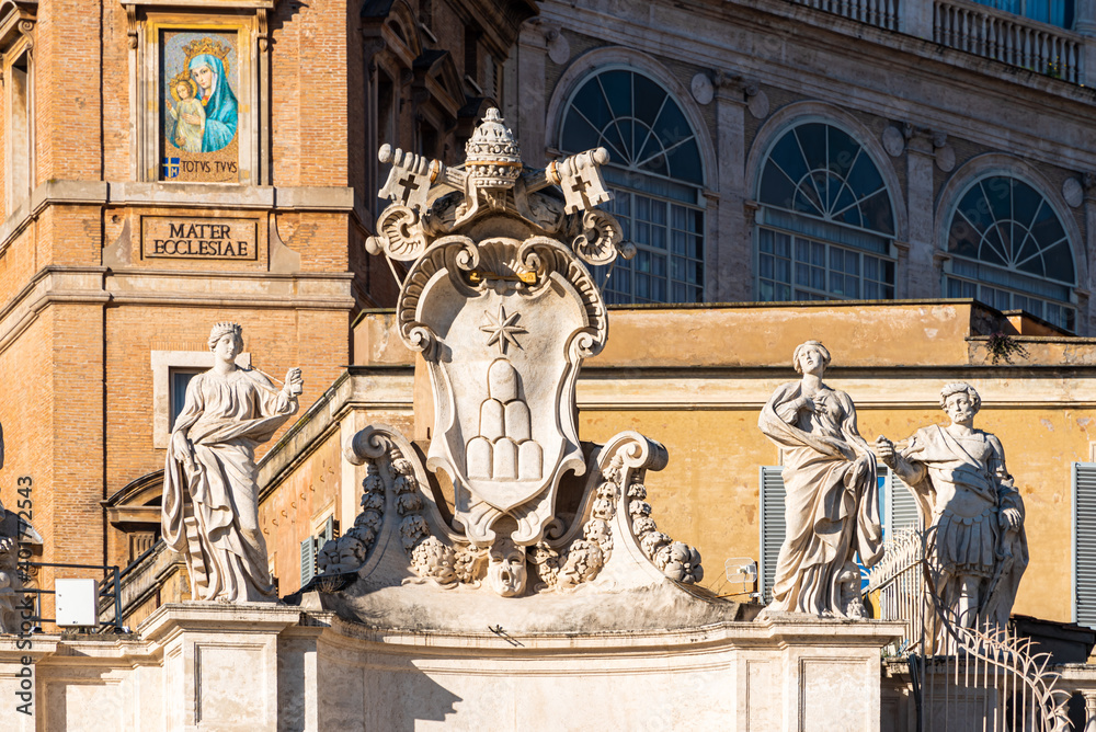 Obraz premium Statues of monument in front of building facade in the Vatican