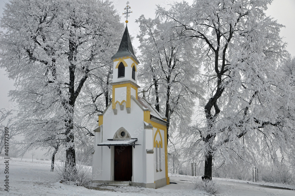 Kapelle im Winter mit Bäumen, Kirche im Winter 