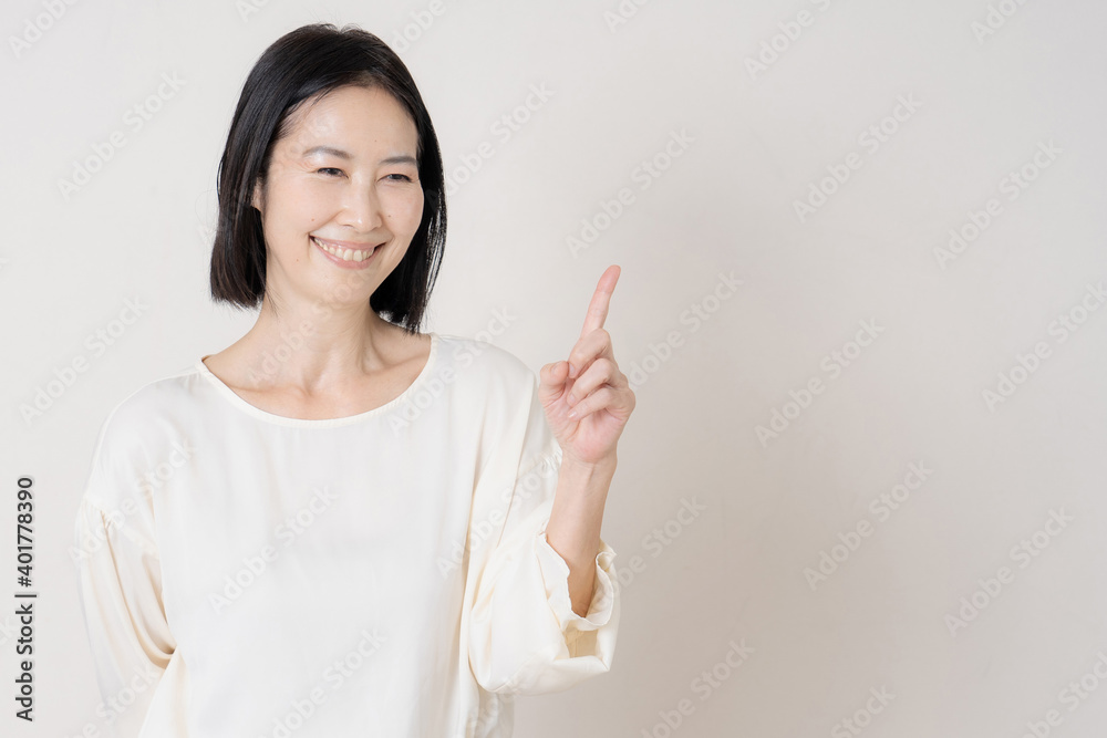 指差しする女性 指差しする女性