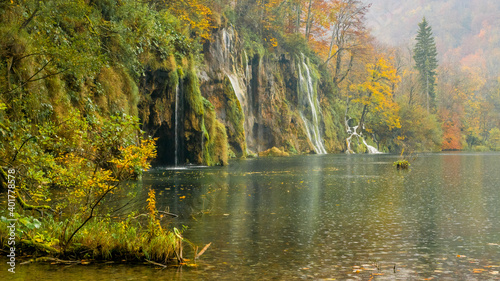 Fototapeta Naklejka Na Ścianę i Meble -  Nazwy oryginalne: Jeziora Plitvickie Jesień Wodospady w deszczu