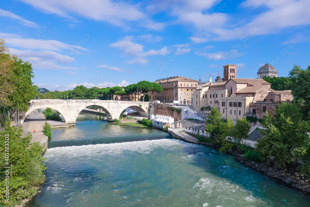 テベレ川に架かるパラティーノ橋からケスティウス橋（ティベリナ島のファーテベネフラテッリ病院やサン・バルトロメオ・アリソーラ教会
