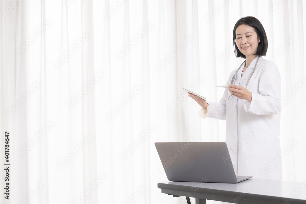 白衣の女性