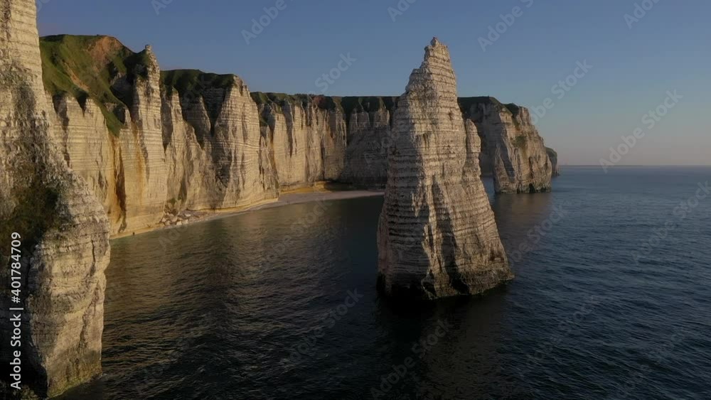Vue aérienne des célèbres falaises d'Étretat et de l'aiguille au coucher du soleil, en Normandie (Vidéo prise avec un drone)