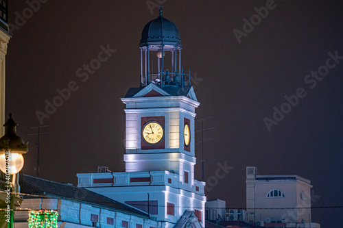 Reloj de la Puerta del Sol con las luces rojas con motivo de la navidad