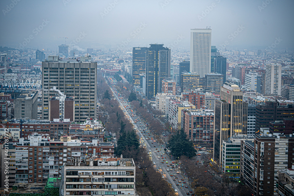 Fototapeta premium madrid con niebla
