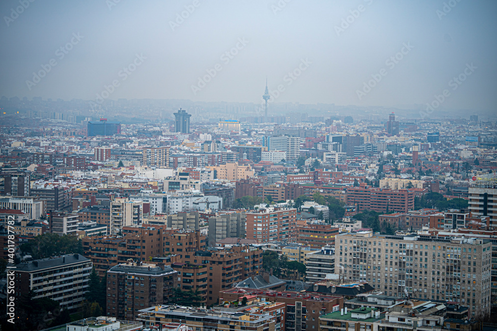 Obraz premium torre españa con niebla