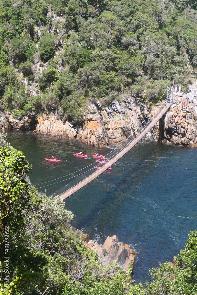 Naklejka premium Storms River Suspension Bridge im Tsitsikamma Nationalpark, Südafrika. Sie ist 192 m lang, wurde 1956 als erste Brücke ihrer Art erbaut und führt in 139 m über die Schlucht des Storms River. 