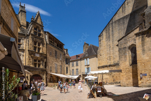 Sarlat-la-Canéda en Dordogne, dans le Périgord Noir en France. Vue du centre-ville.