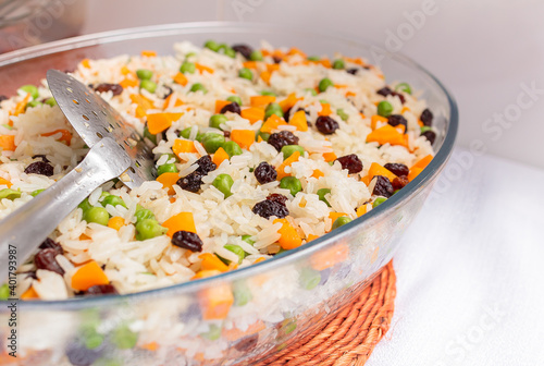 Arroz à grega. Comida brasileira. Arroz branco com cenoura, ervilhas e uvas passas. photo