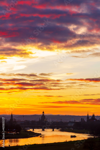 Altstadt von Dresden und die Elbe im Sonnenuntergang