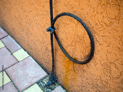 Grounding cable at the outer wall of the building