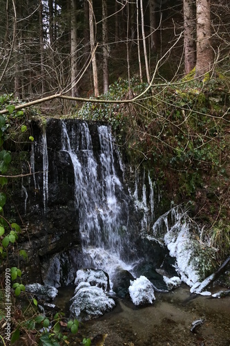 Wasserfall teilweise vereist