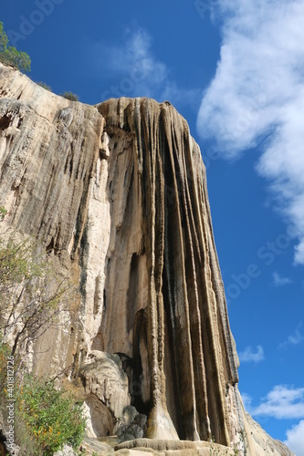 Hierve El Agua Felsformation von unten bei Oaxaca in Mexiko