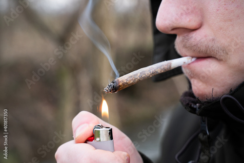 fumatore che si accende uno spinello photo