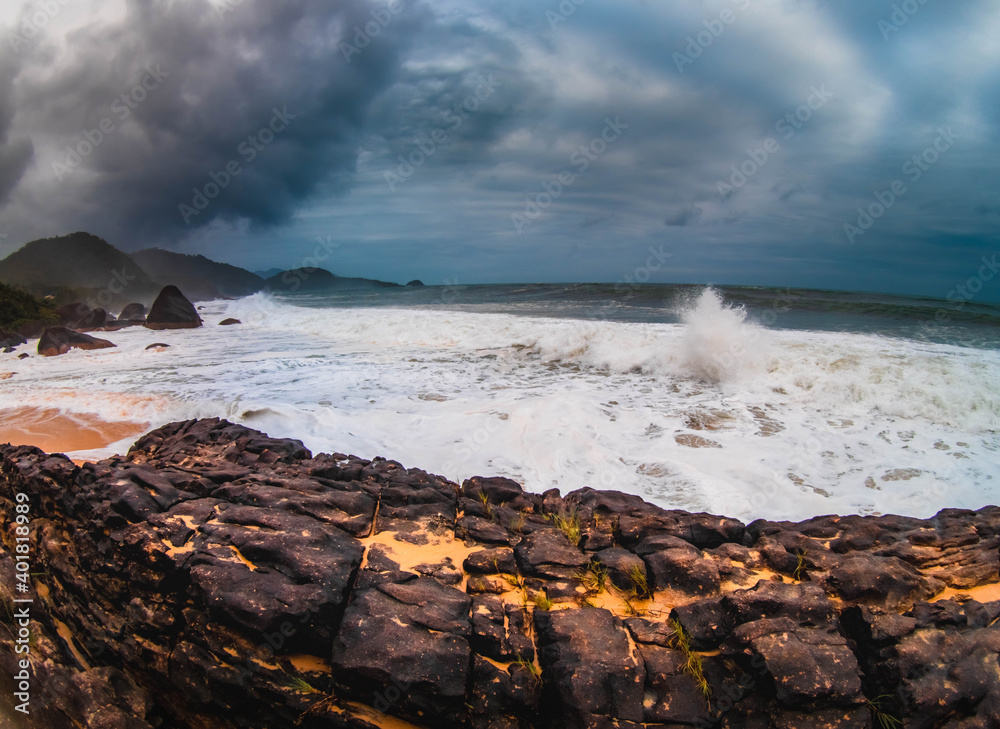 Obraz premium waves crashing on rocks