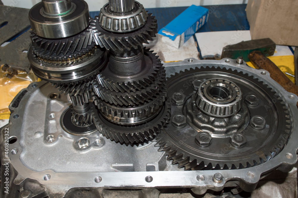 Shafts and main gear of a manual transmission