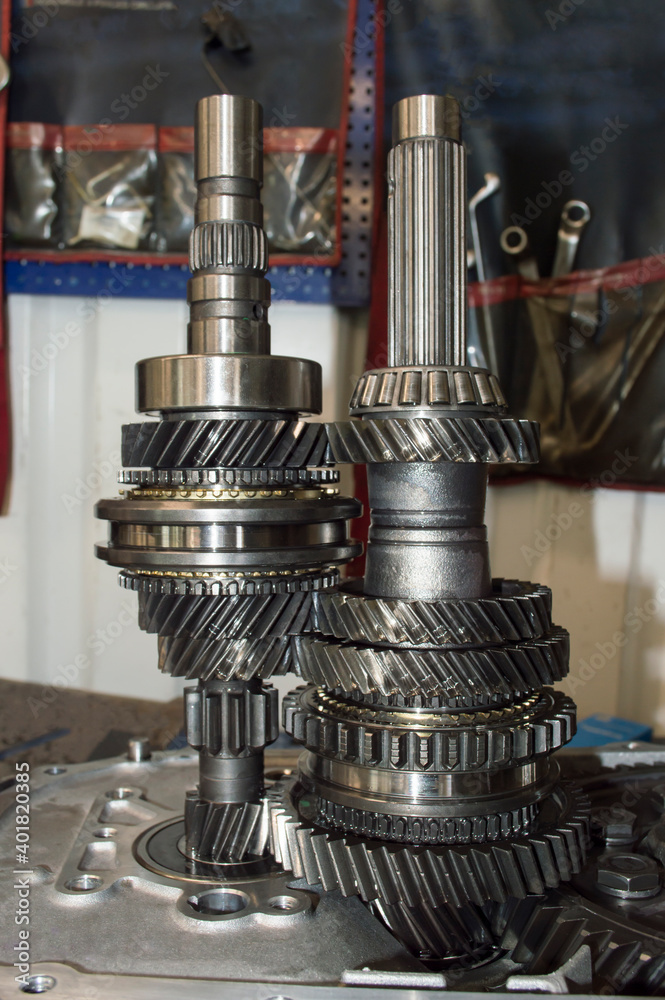 Vertical photo of the gearing of the primary and secondary shafts of the mechanical transmission of a front-wheel drive car