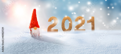 Kleiner Weihnachtsmann im Schnee mit Schrift 2021